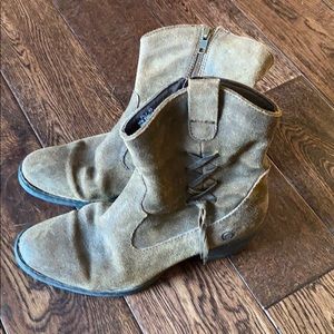 Super comfy leather mid-length cowboy boots